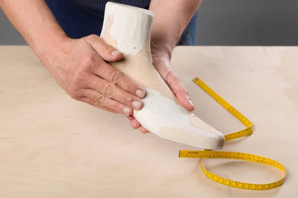 Checking a wooden last — Stock Photo, Image