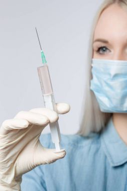 Şırıngalı kadın doktor