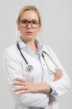 Genç aile doktor stetoskop ile