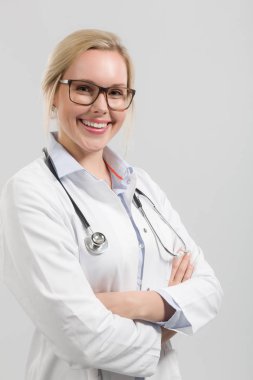 Steteskoplu genç bayan doktor.