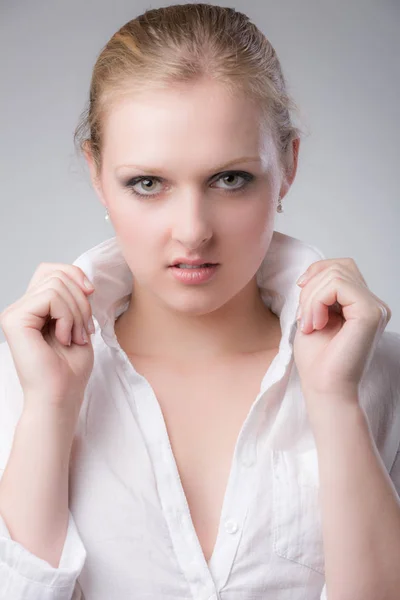 Довольно сексуальная девушка с открытой блузкой — стоковое фото