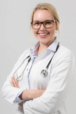 Steteskoplu genç bayan doktor.
