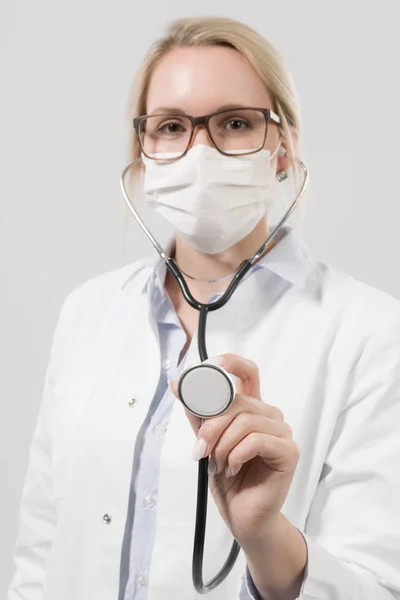 年轻的女医生用听诊器和医疗面罩 — 图库照片
