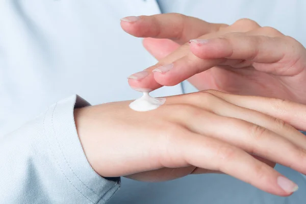 Woman is using skin cream — Stock Photo, Image