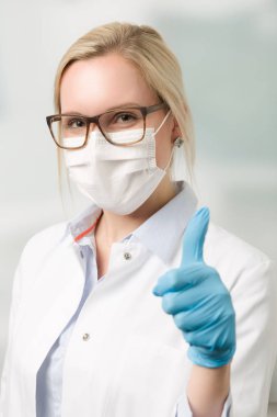 kadın doktor tıbbi yüz maskesi ile