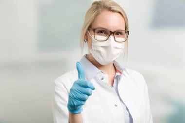 kadın doktor tıbbi yüz maskesi ile