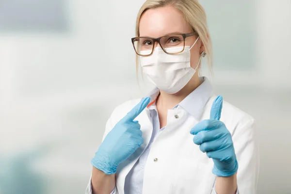 Female doctor with medical face mask — Stock Photo, Image