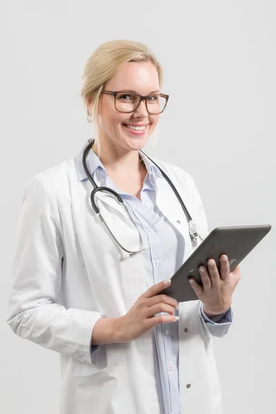 Jovem médica com estetoscópio — Fotografia de Stock