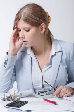 Genç iş kadını masada overstrained