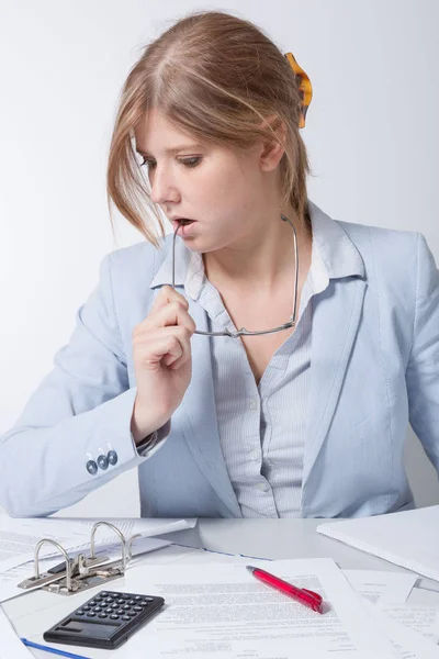 Joven mujer de negocios en el escritorio está sobrecargado — Foto de Stock