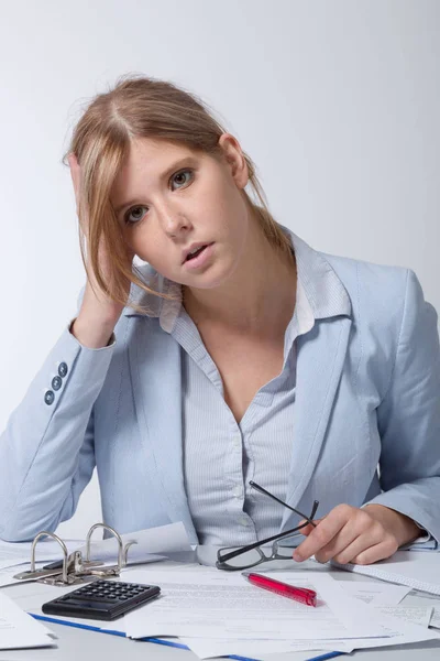 Joven mujer de negocios en el escritorio está sobrecargado — Foto de Stock