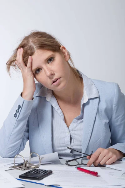 Young business woman at desk is overstrained — Stock Photo, Image