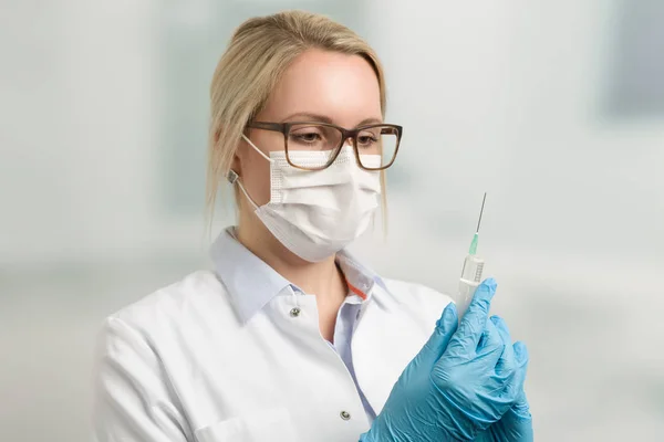 Young female doctor pulls up a syringe — Stock Photo, Image