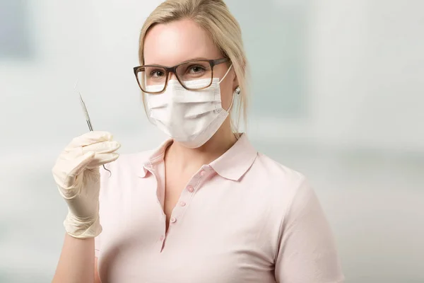 Dentista feminina com instrumento dentário — Fotografia de Stock