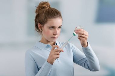 Hemşire bir şırınga çeker