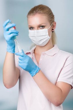 arka plan klinikte bir şırınga kadar hemşire çeker