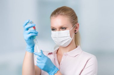 arka plan klinikte bir şırınga kadar hemşire çeker