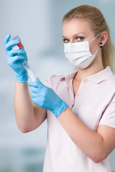 Nurse pulls up a syringe with clinic in background — Stock Photo, Image