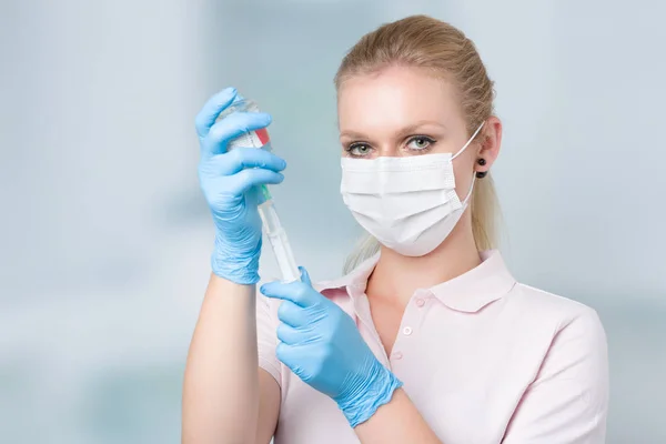 Nurse pulls up a syringe with clinic in background — Stock Photo, Image