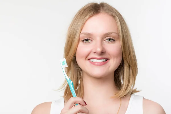 Fiatal boldog nő, egy fogkefével — Stock Fotó