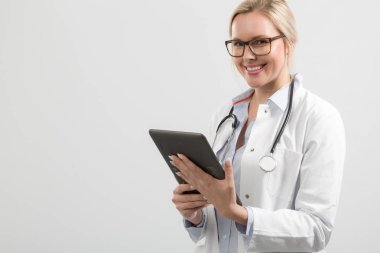 Steteskop ve elleri defterinde ile tıp öğrencisi