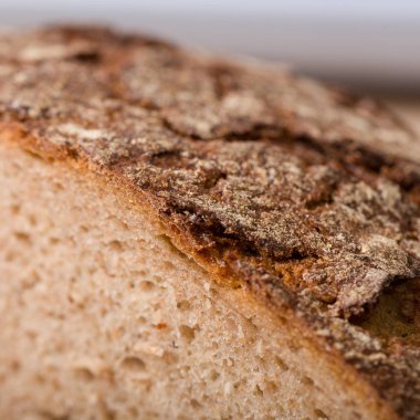 Taze kesilmiş maya ekmek kabuğu yakın çekim