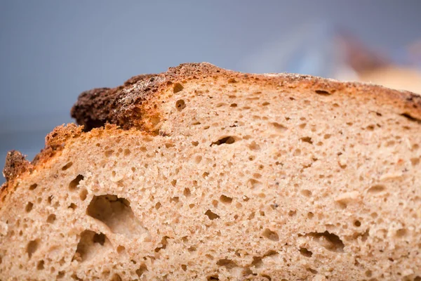 Primo piano di un pane fresco tagliato — Foto Stock