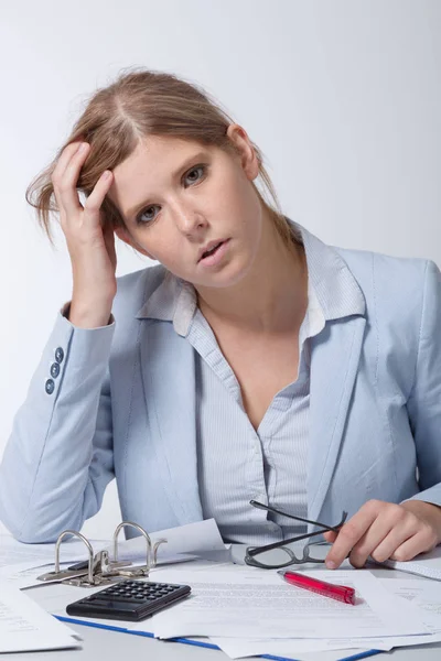 Joven mujer de negocios sobre tensa — Foto de Stock