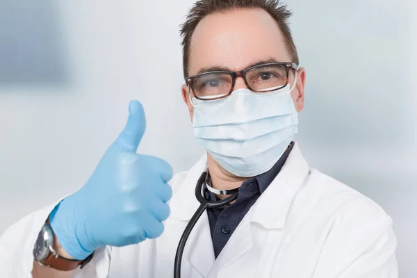 Doktor Lékařskou Obličejovou Masku Modré Lékařské Rukavice Ukazuje Palec — Stock fotografie