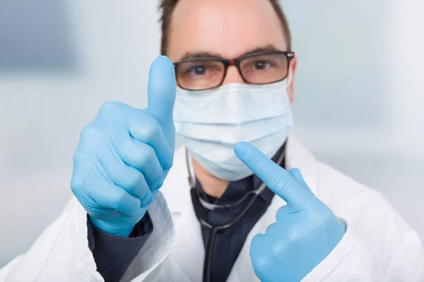 Arts Met Medica Gezichtsmasker Wijst Naar Zijn Medische Handschoenen — Stockfoto