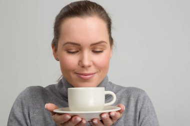 Junge h? bsche Frau mit Kaffeetasse