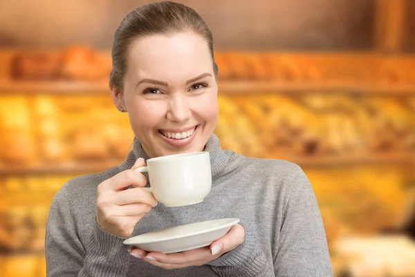 Young woman enjoys a cup off coffee or tea — Stock Photo, Image