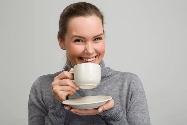 Ung Lycklig Kvinna Njuter Kopp Kaffe Eller — Stockfoto