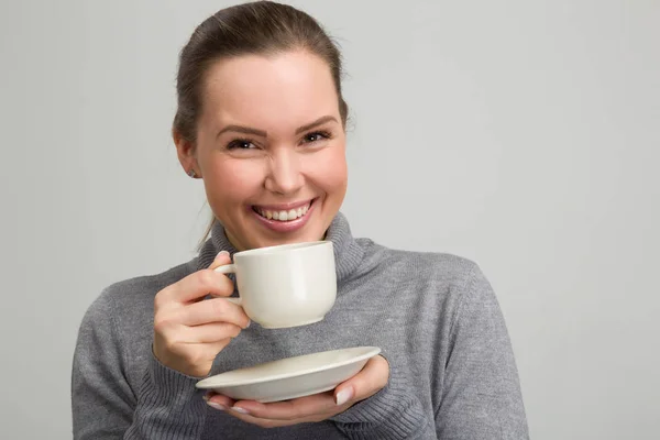 Ung Lycklig Kvinna Njuter Kopp Kaffe Eller — Stockfoto