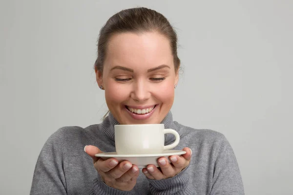 Junge h � � bsche Frau mit Kaffeetasse — Stockfoto