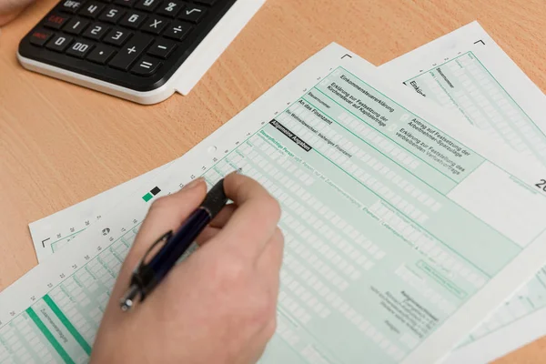 Nahaufnahme der Abgabe einer Steuererklärung — Stockfoto