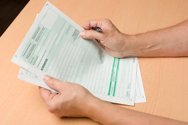 Leer un formulario de declaración de impuestos — Foto de Stock
