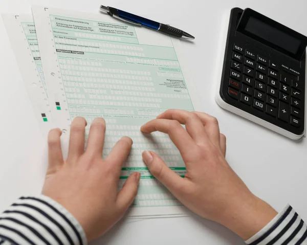 Abgabe einer Steuererklärung — Stockfoto