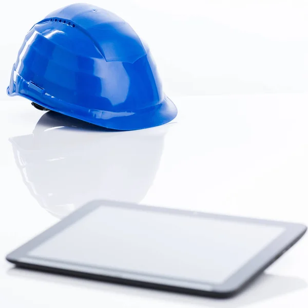 Trabalhador azul chapéu duro com tablet — Fotografia de Stock