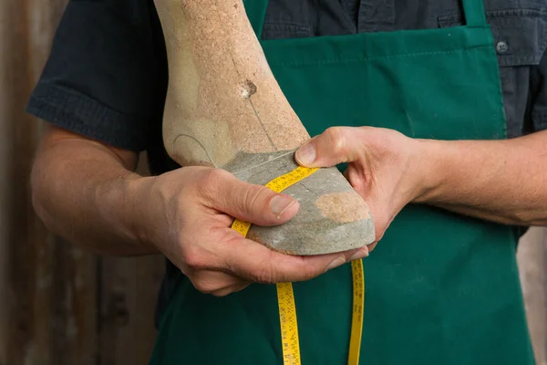 Perto Mãos Sapateiro Ortopédicas Com Fita Métrica Último Madeira — Fotografia de Stock