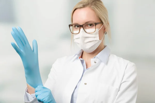 Médico Fêmea Com Máscara Facial Médica Coloca Luvas Médicas — Fotografia de Stock