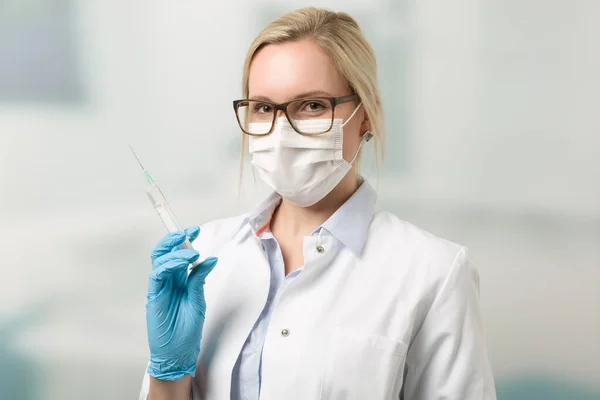 Médico Fêmea Com Estetoscópio Máscara Facial Médica Segura Uma Seringa — Fotografia de Stock