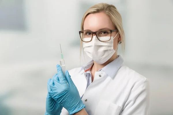 Médico Fêmea Com Estetoscópio Máscara Facial Médica Segura Uma Seringa — Fotografia de Stock