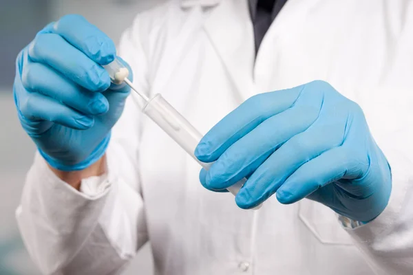 Close Manipulação Teste Esfregaço Laboratório Médico — Fotografia de Stock