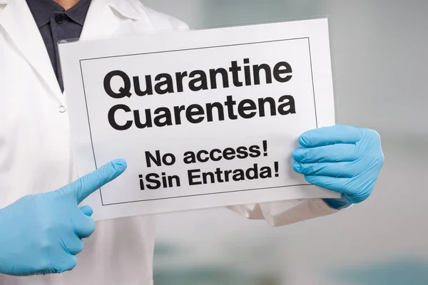 Ręka Lekarza Rękawiczkach Medycznych Wskazujących Angielski Hiszpański Znak Kwarantanny Przed — Zdjęcie stockowe