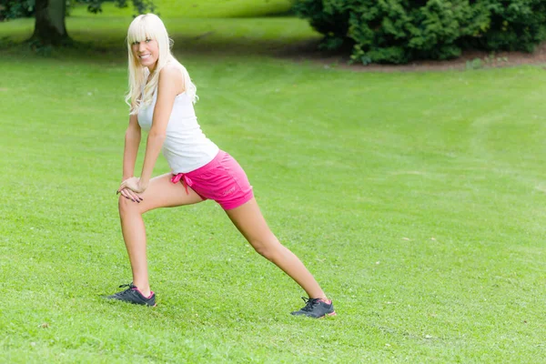 Mladá Žena Dělá Streching Cvičení Parku — Stock fotografie