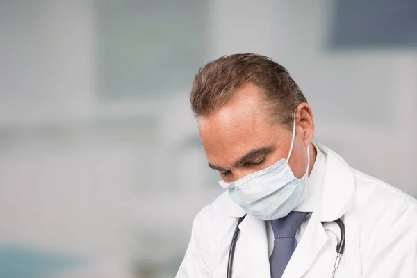 Gespannen Mannelijke Arts Laboratoriumjas Stropdas Voor Een Kliniek Kamer — Stockfoto