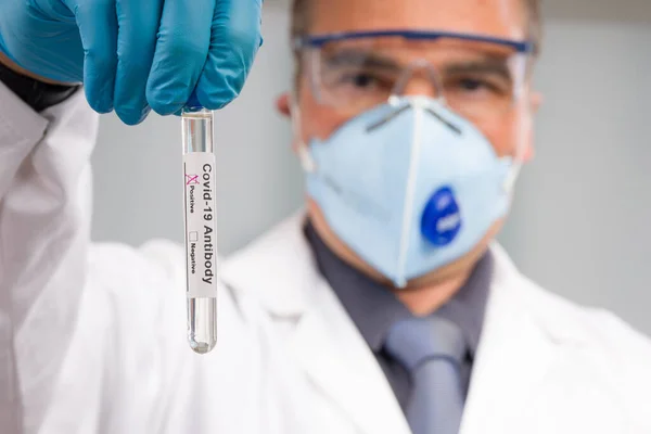 Cientista Médico Com Máscara Facial Médica Luvas Médicas Está Manipulando — Fotografia de Stock