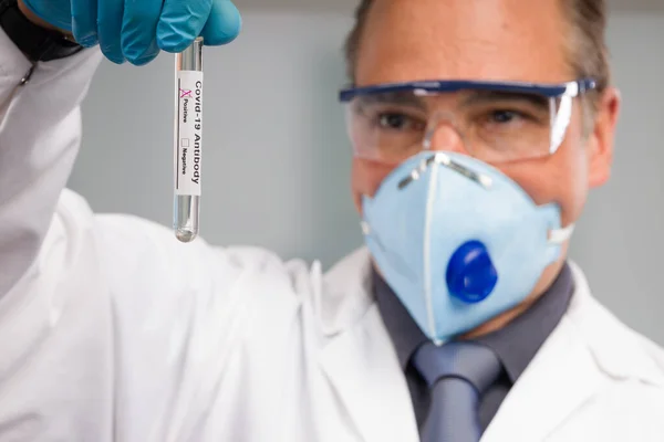 Cientista Médico Com Máscara Facial Médica Luvas Médicas Está Verificando — Fotografia de Stock