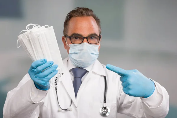 Dokter Met Medisch Gezichtsmasker Medische Handschoenen Presenteert Een Bos Van — Stockfoto
